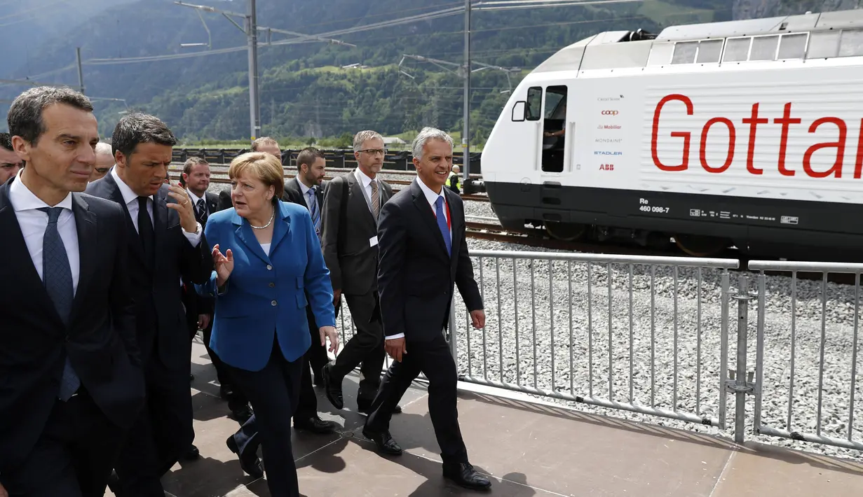 Kanselir Jerman Angela Merkel (tengah) berbincang dengan Kanselir Austria Christian Kern dan PM Italia, Matteo Renzi pada peresmian terowongan kereta api terpanjang di dunia, Gotthard Base Tunnel (GBT), di Swiss, Rabu (1/6). (REUTERS/Peter Klauzner/Pool)