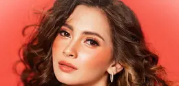 Adik dari Sandrinna Michelle ini tampil dengan pesona yang lebih dewasa dan elegan, memperlihatkan sisi mature yang semakin kuat seiring bertambahnya usia. [@riomotret].