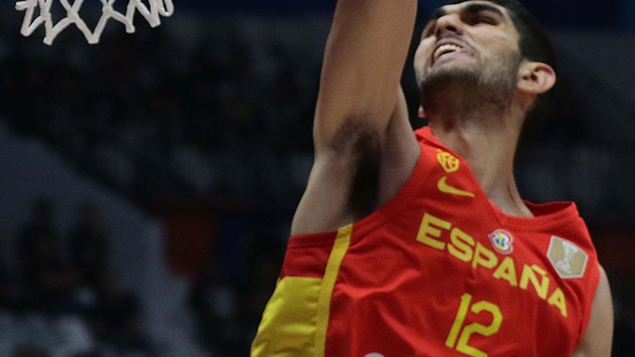 Pemain timnas basket Spanyol, Santiago Aldama saat mencetak angka pada penyisihan Grup G FIBA World Cup 2023 melawan Brasil di Indonesia Arena, Gelora Bung Karno, Jakarta, Senin (28/8/2023).