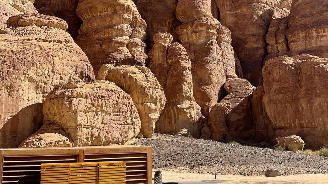 Berpose Dengan Latar Belakang Bukit Berbatu