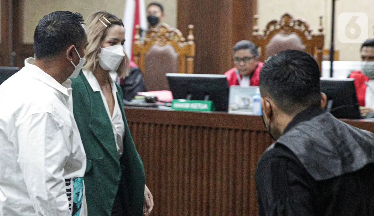 Terdakwa kasus narkoba Nia Ramadhani (kedua kiri) dan Ardi Bakrie (kiri) saat menjalani sidang putusan di PN Jakarta, Selasa (11/1/2022). Nia Ramadhani, Ardi Bakrie, dan Zen Vivanto divonis satu tahun penjara dalam kasus penyalahgunaan narkoba jenis sabu. (Liputan6.com/Faizal Fanani)