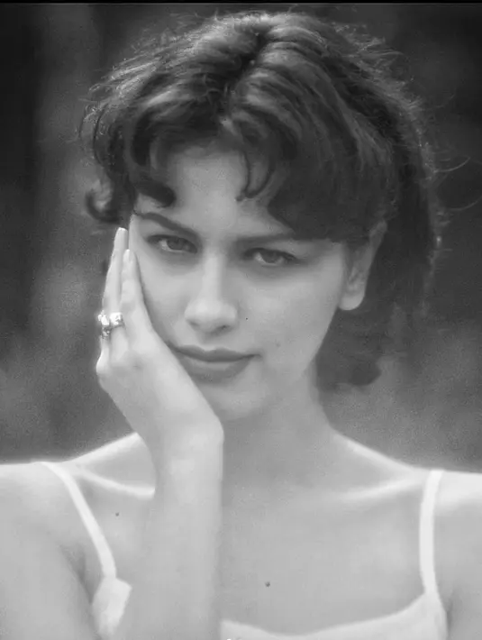 Sophia Latjuba membagikan potret dirinya pad atahun 1995. Kala itu, ia tampak terlihat muda, namun berbeda dari gayanya saat ini yang semakin enerjik. [Foto: Instagram/ Sophia Latjuba]