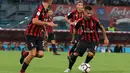 Gelandang AC Milan, Suso menggiring bola saat bertanding melawan Napoli pada lanjutan Liga Serie A Italia di San Paolo Stadium, Naples (25/8). Napoli menang tipis atas Milan 3-2. (Cesare Abbate/ANSA via AP)
