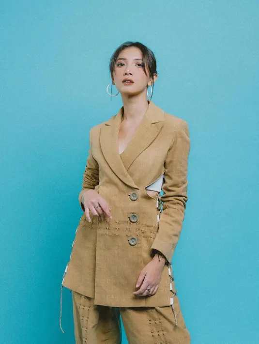 Sheila Dara tampil misterius dalam gaya parisian. Ia mengenakan setelan blazer cokelat dengan aksen kerut dari Soe Jakarta [instagram/sheiladaisha]