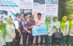 Rektor ITB Tata Cipta Dirgantara dan Ketua Ikatan Istri Dokter Indonesia, Usanti menyerahkan program peningkatan akses air bersih. (Antara)