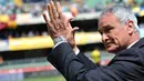 Pelatih AS Roma Claudio Ranieri memberikan aplaus kepada 20 ribu fans Roma yang datang ke Stadio Marc'Antonio Bentegodi, markasnya Chievo di laga terakhir musim 2009-2010, 16 Mei 2010. AFP PHOTO / ANDREAS SOLARO 