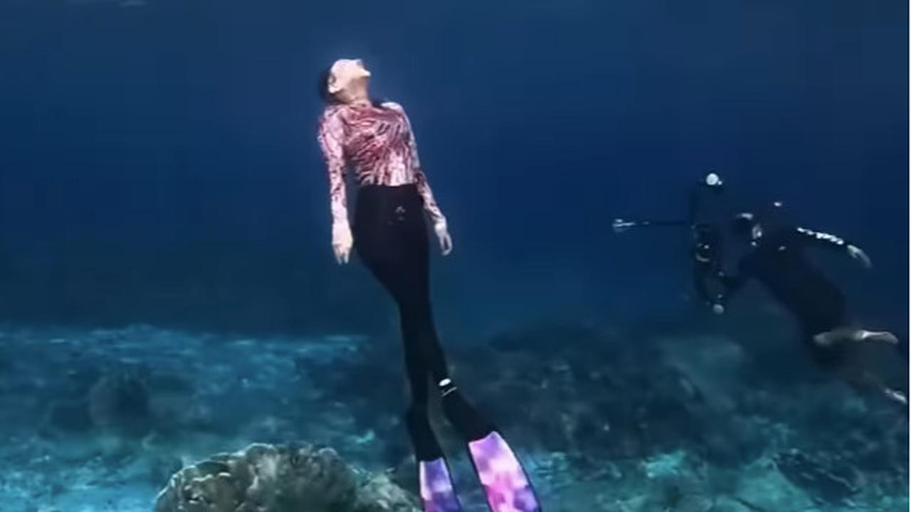 Pesona Gubernur Malut Sherly Tjoanda Meliuk-liuk di Laut Dalam, Tak Hanya Cantik Tapi Juga Jago Menyelam