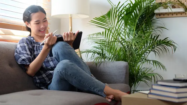 Seorang perempuan sedang menyusun anggaran
