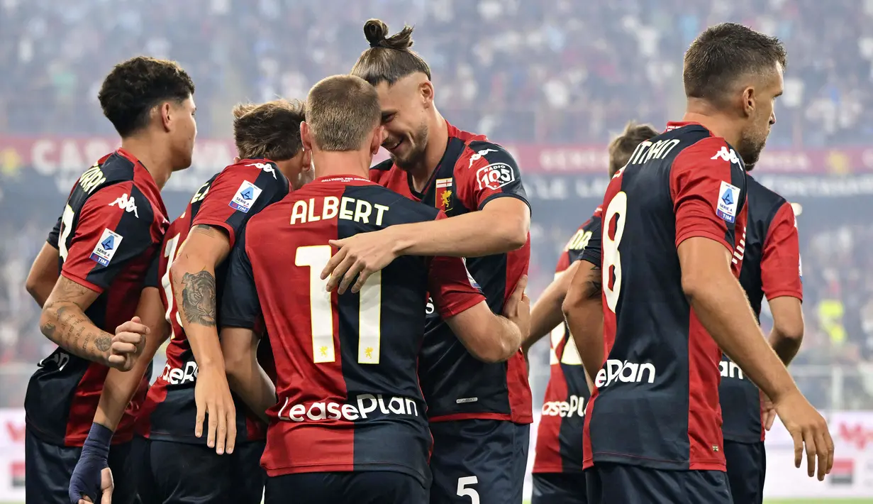 Pemain Genoa merayakan gol pertama timnya yang dicetak oleh Albert Gudmundsson (tengah) pada laga lanjutan Liga Italia 2023/2024 melawan AS Roma yang berlangsung di Luigi Ferraris Stadium, Genoa, Italia, Jumat (29/09/2023) dini hari WIB. (AP Photo/LaPresse/Tano Pecoraro)