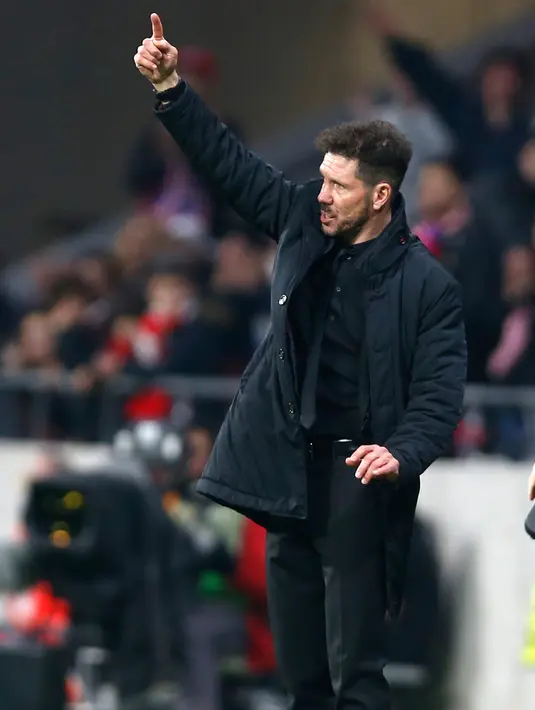 Pelatih Atletico Madrid Diego Simeone memberi instruksi kepada pemainnya saat melawan Lokomotiv Moskow pada pertandingan Liga Europa leg pertama di stadion Wanda Metropolitano, Madrid (8/3). (AP / Francisco Seco)