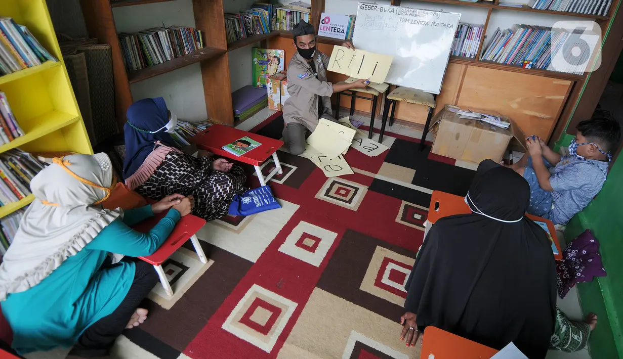 Ibu rumah tangga saat kegiatan gerakan berantas buta aksara di Taman Bacaan Masyarakat (TBM) Lentera Pustaka, Bogor, Minggu (2/5/2021).  TBM Lentera Pustaka yang berada di kaki Gunung Salak ini mengajarkan puluhan ibu-ibu yang buta aksara sebanyak dua kali dalam seminggu. (merdeka.com/Arie Basuki)