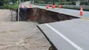 Foto yang diabadikan pada 7 September 2020 ini memperlihatkan sebuah jalan raya yang rusak di Wilayah Yangyang, Provinsi Gangwon, Korea Selatan. Topan Haishen mendarat di pesisir tenggara Korea Selatan pada Senin (7/9). (Xinhua/NEWSIS)