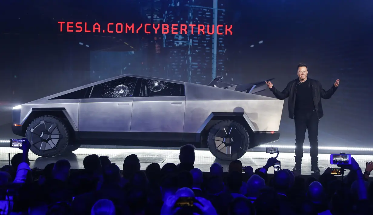 CEO Tesla, Elon Musk, memperkenalkan Cybertruck di studio desain Tesla di Hawthorne, California (21/11/2019). Elon musk mengambil pasar truk pickup yang keras dengan kendaraan listrik terbarunya. (AP Photo/Ringo H.W. Chiu)