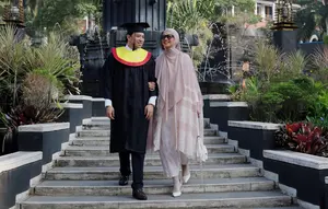 Poppy Bunga Dampingi Suami Wisuda Doktor di UB, Tulis Pesan Menyentuh