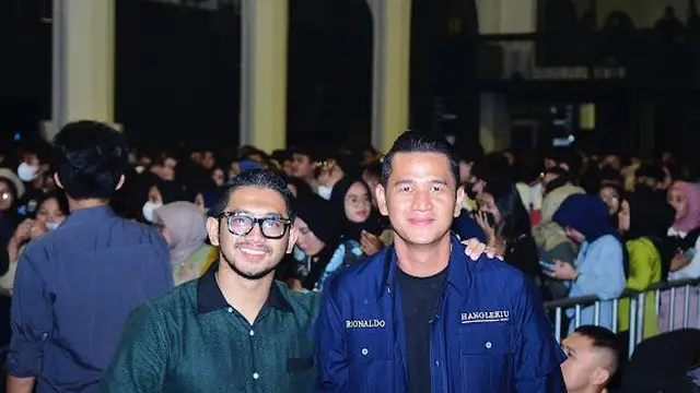 Reza Rizky Darmawan dan Rionaldo Putra dari atas stage Hangout Playlist Music Festival