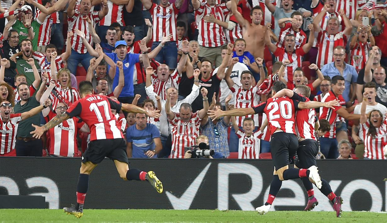 Striker Athletic Bilbao, Aritz Aduriz, merayakan gol yang dicetaknya ke gawang Barcelona pada laga pekan pertama La Liga 2019-20 di stadion San Mames, Bilbao, Jumat (16/8). Barcelona kalah 0-1 dari Athletic Bilbao. (AFP/Ander Gillenea)