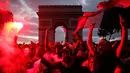 Luapan kegembiraan warga atas kemenangan Prancis saat menghadapi Belgia pada babak semifinal Piala Dunia 2018, Paris, Prancis, Selasa (10/7). Prancis maju ke babak final. (AP Photo/Thibault Camus)