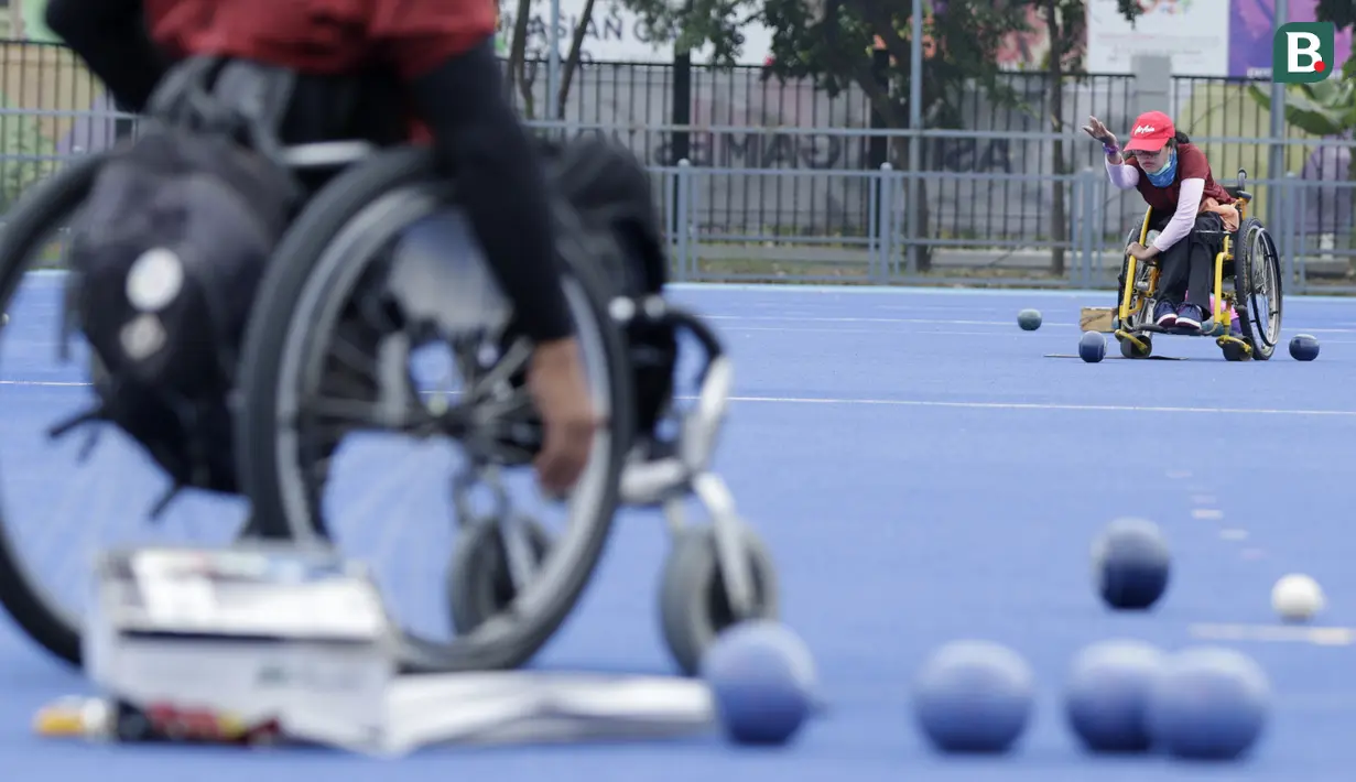 Sejumlah atlet Lawn Bowls saat mengikuti sesi latihan di Lapangan Hoki, GBK, Jakarta, Rabu, (19/9/2018). Latihan tersebut merupakan persiapan jelang Asian Para Games 2018. (Bola.com/M Iqbal Ichsan)