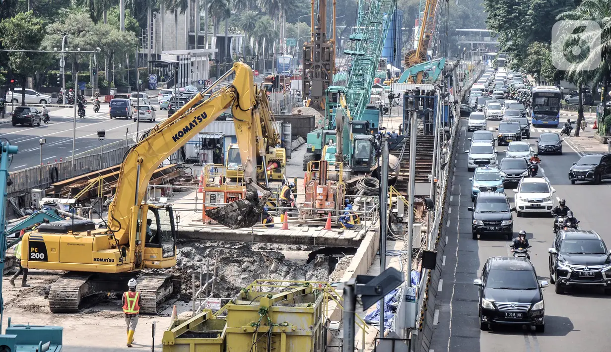 Aktivitas proyek pembangunan Mass Rapid Transit (MRT) Fase 2A Bundaran HI-Harmoni di Jalan MH Thamrin, Jakarta, Senin (14/3/2022). Proyek MRT Fase 2A ditargetkan rampung pada 2025. (merdeka.com/Iqbal S. Nugroho)