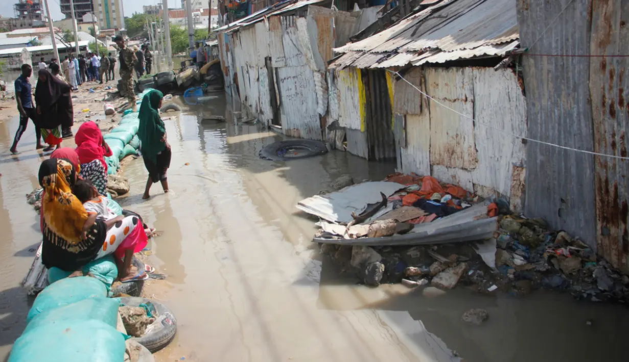 Banjir dan hujan ekstrem telah mengakibatkan konsekuensi “bencana” bagi ratusan ribu orang yang kehilangan rumah dan harta benda, atau hewan dan tanaman mereka, kata Komite Penyelamatan Internasional dalam sebuah pernyataan pada hari Senin, seraya menambahkan bahwa lebih dari 1,7 juta orang berada dalam kondisi terdampak. (AP Photo/Farah Abdi Warsameh)