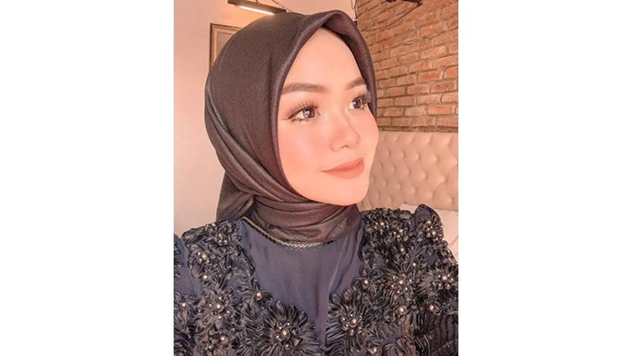 Dikabarkan Lepas Hijab Ini 7 Potret Transformasi Teny Amelia Putri
