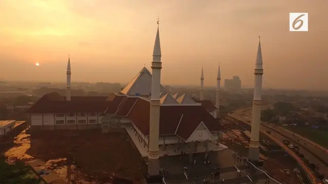 Masjid Raya KH Hasyim Asy'ari ini berdiri di atas lahan seluas 2,4 hektare. memiliki dua lantai dengan luas bangunan hampir 17 ribu meter.