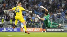 Kiper Lazio, Ivan Provedel (kiri) mencetak gol penyeimbang ke gawang Atletico Madrid yang dijaga Jan Oblak pada laga Grup E Liga Champions 2023/2024 di Olympic Stadium, Roma, Italia, Rabu (20/09/2023) dini hari WIB. (AP Photo/Andrew Medichini)
