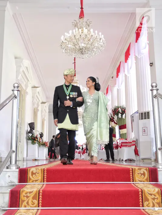 Putra Presiden RI ke-6 SBY, Agus Harimurti Yudhoyono atau AHY dan istri Annisa Pohan berjalan usai Upacara HUT ke-74 RI di Istana Merdeka, Jakarta, Sabtu (17/8/2019). AHY dan Annisa tampil berbaju adat Sumbar dan Kebaya. (Liputan6.com/HO/Bintang Radityo dan Michael Wicaksono)