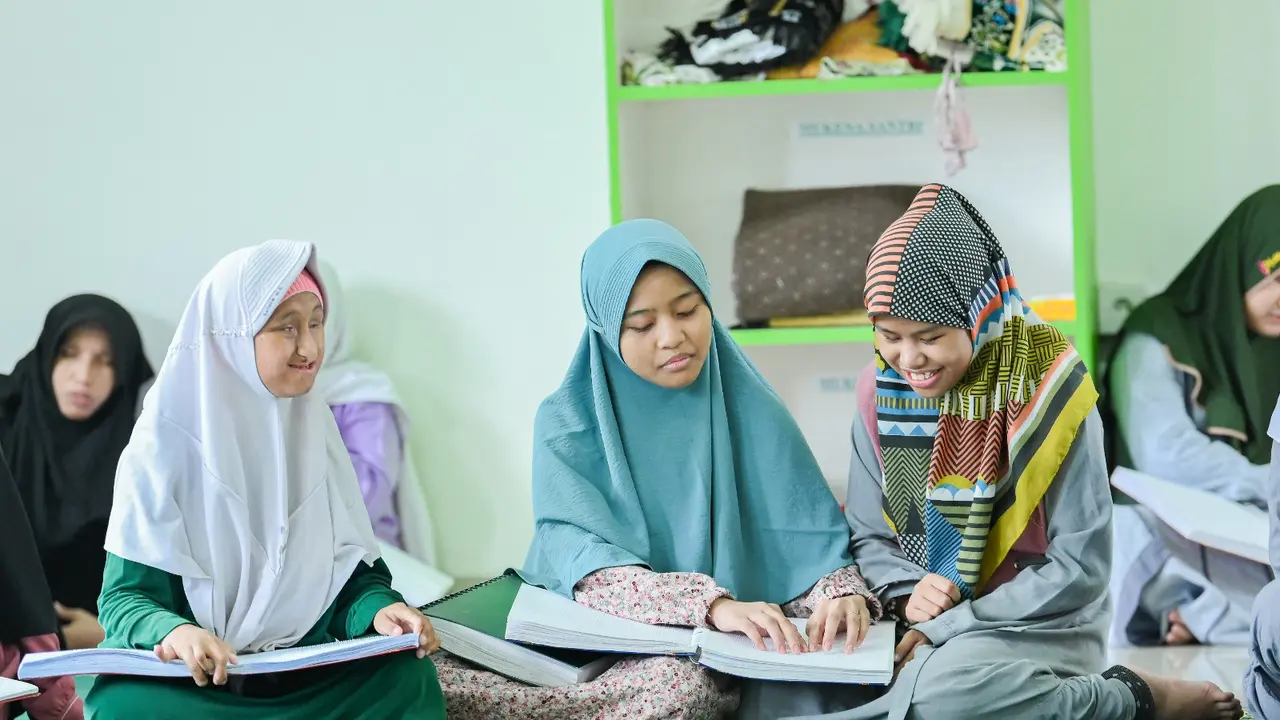 Sejumlah santri tunanetra di Yayasan Raudlatul Makfufin dapat bantuan Alquran dan buku braile. (Istimewa)