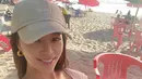 Aktris berusia 38 tahun ini kembali memamerkan foto sedang duduk santai di pinggir pantai. Matahari tampaknya masih begitu menyengat. (Foto: Instagram/ jungeum84)