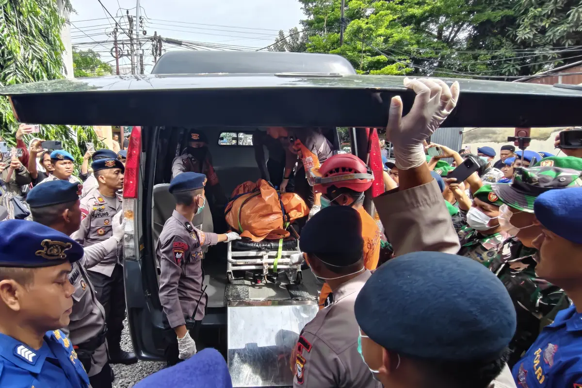 Sejumlah jasad korban kecelakaan pesawat Indonesia Air Transport (IAT) tipe ATR 42-500 yang jatuh di Gunung Bulusaraung. (Liputan6.com/Fauzan)