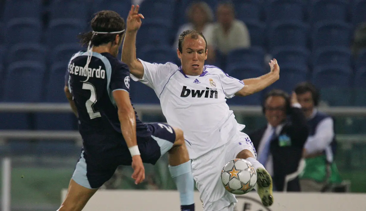 Real Madrid. Sukses bersama Chelsea, Arjen Robben dikontrak Real Madrid pada awal 2007/2008 dan bertahan 2 musim. Kedatangan Florentino Perez dengan proyek Los Galacticos pada 2009/2010 membuatnya tersingkir. Ia tampil dalam 65 laga dengan torehan 13 gol dan 15 assists. (Foto: AFP/Vincenzo Pinto)