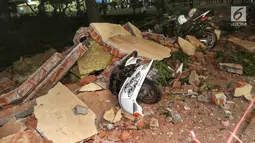Kendaraan bermotor tertimbun reruntuhan bangunan parkir bertingkat akibat gempa di Mal Galeria, Ngurah Rai, Bali, Minggu malam (5/8). Gempa memiliki kedalaman 15 km di Lombok Utara, NTB mengakibatkan bangunan parkir rusak. (Liputan6.com/Johan Tallo)
