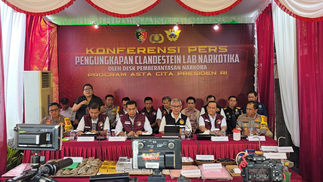Konferensi Pers Pengungkapan kasus clandestine laboratory (lab) narkotika berjenis hashish, happy five, dan cartridge pods system di Uluwatu, Bali, pada November 2024.