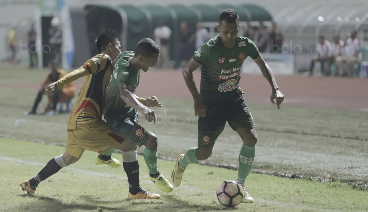 Pemain PS TNI, Abduh Lestaluhu (tengah) diadang pemain Mitra Kukar pada lanjutan Liga 1 2017 di Stadion Pakansari, Bogor (26/9/2017). PS TNI menang 2-1. (Bola.com/Firdhy Esterina)