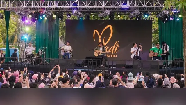 Padi Reborn menemani sore hari para pengunjung di Hutan Kota, Gelora Bung Karno, Jakarta pada 30 Oktober 2022 lalu.