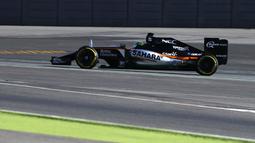 Pebalap Force India, Nico Hulkenberg  mencatat waktu tercepat 1m23.110s pada sesi test pramusim F1 hari ke-3 di Sirkuit Catalunya, Barcelona, Rabu (24/2/2016) WIB.  (REUTERS/Sergio Perez)