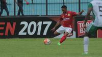 Aksi Firman Utina pada laga antara Bhayangkara FC Vs PS TNI dalam lanjutan pertandingan grup 2 Piala Presiden 2017 di Stadion Kanjuruhan, Malang, Sabtu (11/2/2017). (Bola.com/Reza Bachtiar)
