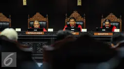 Hakim Ketua, Arief Hidayat mendengarkan keterangan dalam Persidangan dalam Perkara Pengujian UU No.18 Tahun 2013 tentang Pencegahan dan Pemberantasan Perusakan Hutan (P3H)  di Mahkamah Konstitusi, Jakarta, Rabu (14/9). (Liputan6.com/Faizal Fanani)