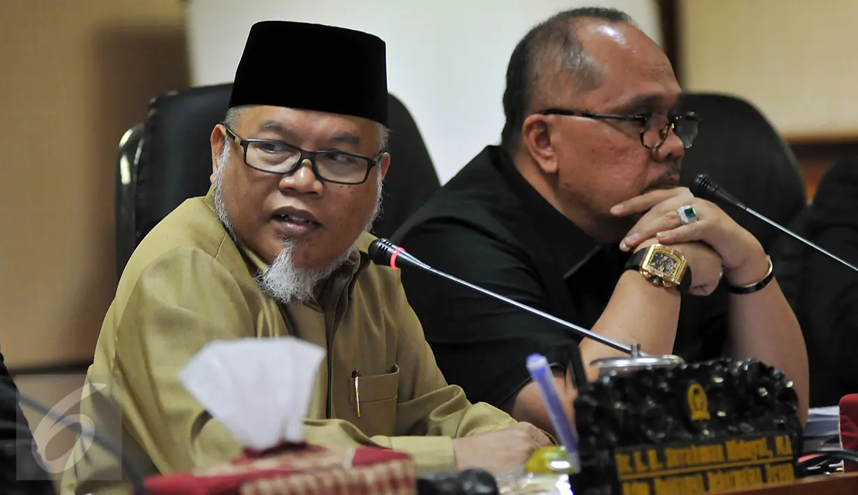 Ketua MKD, Surahman Hidayat (kiri) dan Wakil Ketua MKD, Junimart Girsang memimpin Rapat Dengar Pendapat (RDP) lanjutan kasus Setya Novanto, Jakarta, Selasa, (24/11/2015). RDP beragenda mendengarkan keterangan saksi ahli bahasa (Liputan6.com/Johan Tallo)