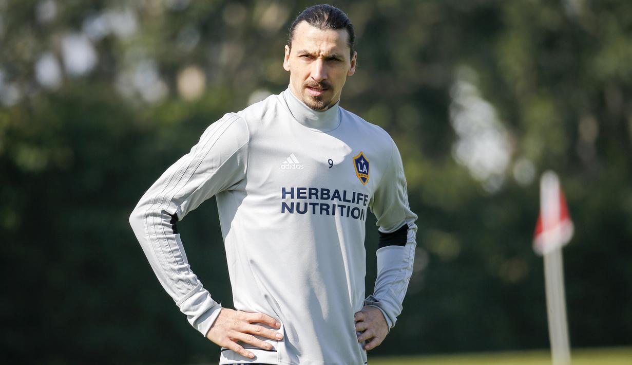 Mantan Striker Manchester United, Zlatan Ibrahimovic, melakukan latihan saat perkenalan oleh LA Galaxy di StubHub Center, AS, Sabtu (30/3/3028). LA Galaxy menjadi klub kesembilan sepanjang karier pria Swedia ini. (AP/Ringo H.W. Chiu)