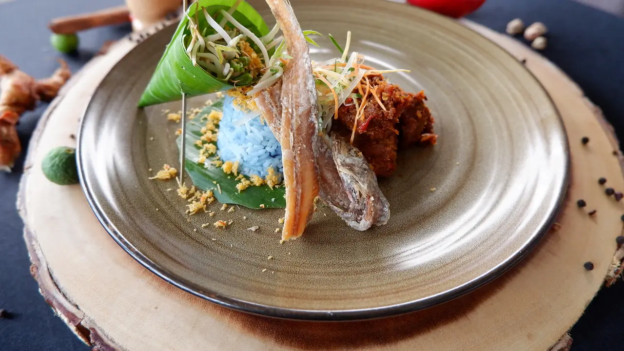 Menu Nasi Bunga Telang Rendang Kambing di Atas Gedung Tinggi Semarang