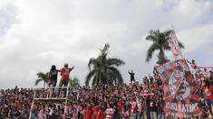 Suasana kemeriahan para pendukung Madura United saat uji coba melawan Persiba Balikpapan di Stadion Ahmad Yani, Sumenep, Sabtu (20/2/2016). Pecinta sepak bola di Madura kembali bergeliat dengan adanya klub baru. (Bola.com/Vitalis Yogi Trisna)