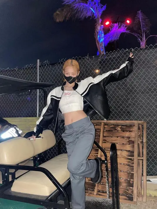 Penampilan Jennie BLACKPINK kala nonton Coachella 2022 juga tak kalah menarik. Dia tampil mengenakan baju backless warna putih sebagai inner, yang dipadukan dengan jaket kulit, dan high waisted pants abu-abu. (Instagram/jennierubyjane).