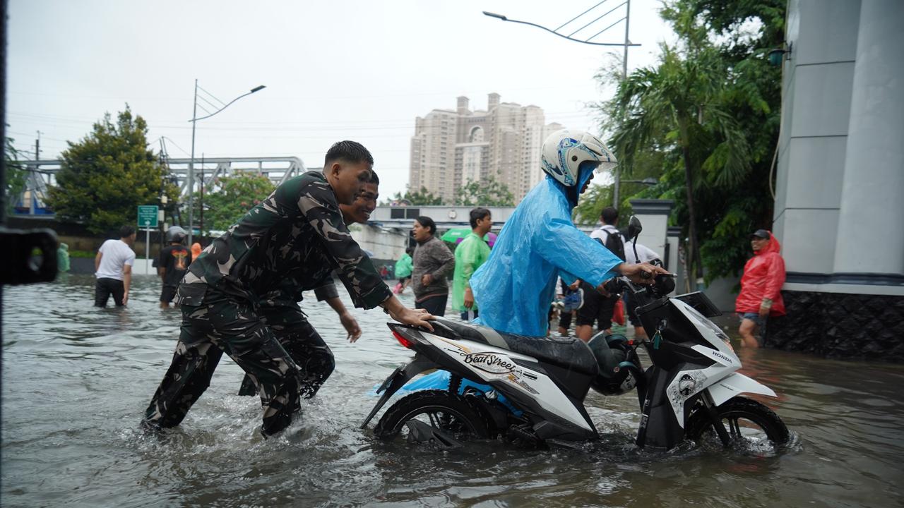 TNI AL Turun Tangan, Bantu Masyarakat Terdampak Banjir di Jakarta