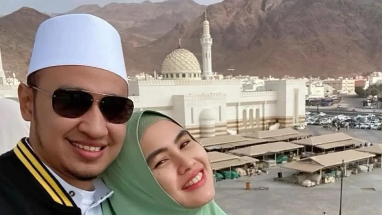 Potret Kartika Putri Umrah Bareng Anak, Tangan Suami Jadi Sorotan