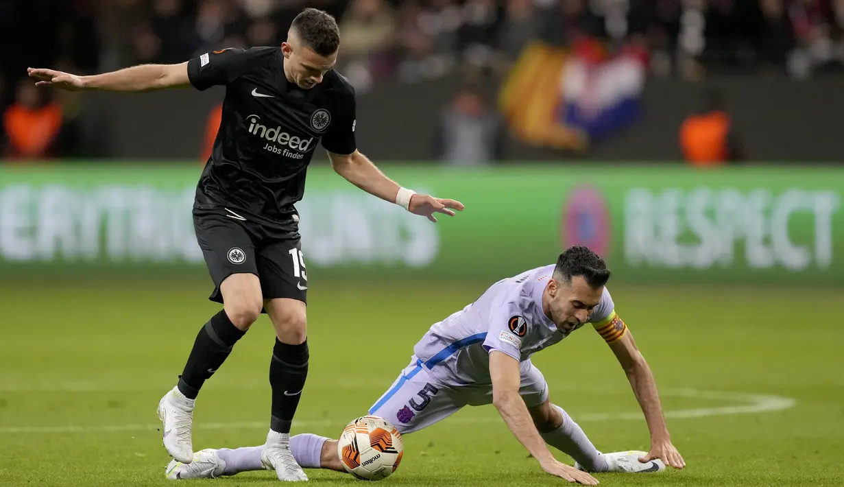 Menit ke-78, Frankfurt bermain dengan 10 orang usai Tuta mendapat kartu kuning kedua akibat melanggar Pedri. Sayang, Barca tak bisa memanfaatkan momen ini untuk menambah gol. (AP/Michael Probst)