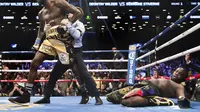Deontay Wilder memukul KO Bermane Stiverne pada ronde pertama dalam pertarungan tinju dunia kelas berat WBC di New York, Amerika Serikat, Minggu (5/11/2017) pagi WIB. (AP Photo/Kevin Hagen)