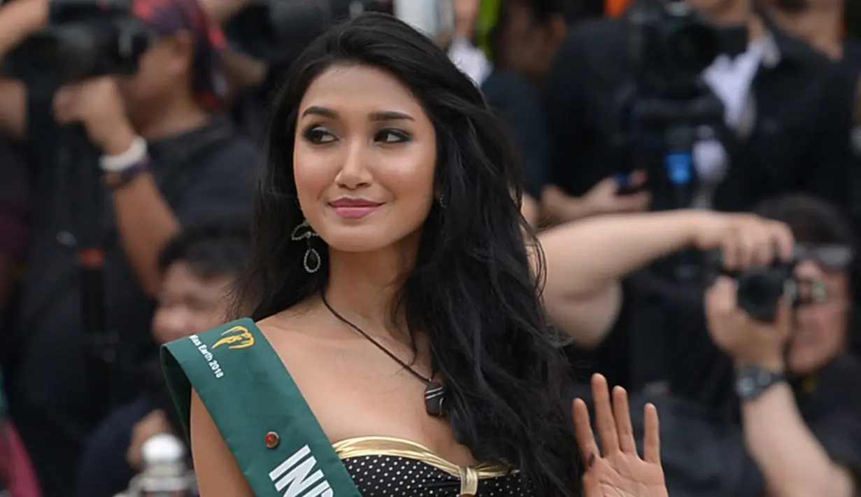 Kontestan Miss Earth 2018 asal Indonesia, Ratu Vashti Annisa berpose dalam balutan baju renang selama presentasi pers di Manila, Filipina, Kamis (11/10). Malam final kontes Miss Earth 2018 ini akan digelar pada 3 November mendatang. (TED ALJIBE / AFP)