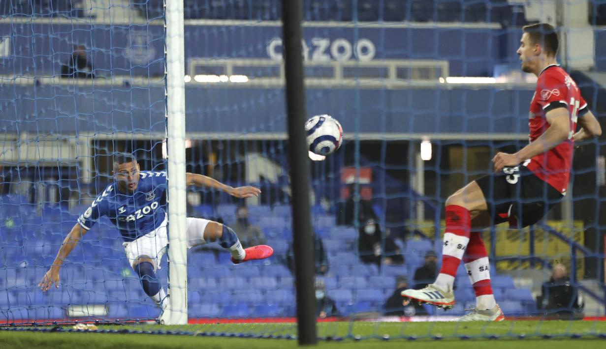 Striker Everton, Richarlison melepaskan tendangan ke gawang Everton yang kosong dan berbuah gol untuk timnya dalam laga lanjutan Liga Inggris 2020/21 pekan ke-26 di Goodison Park, Liverpool, Senin (1/3/2021). Everton menang 1-0 atas Southampton. (AP/Clive Brunskill/Pool)